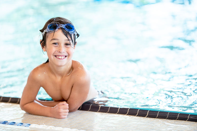 Pojke i en simhall