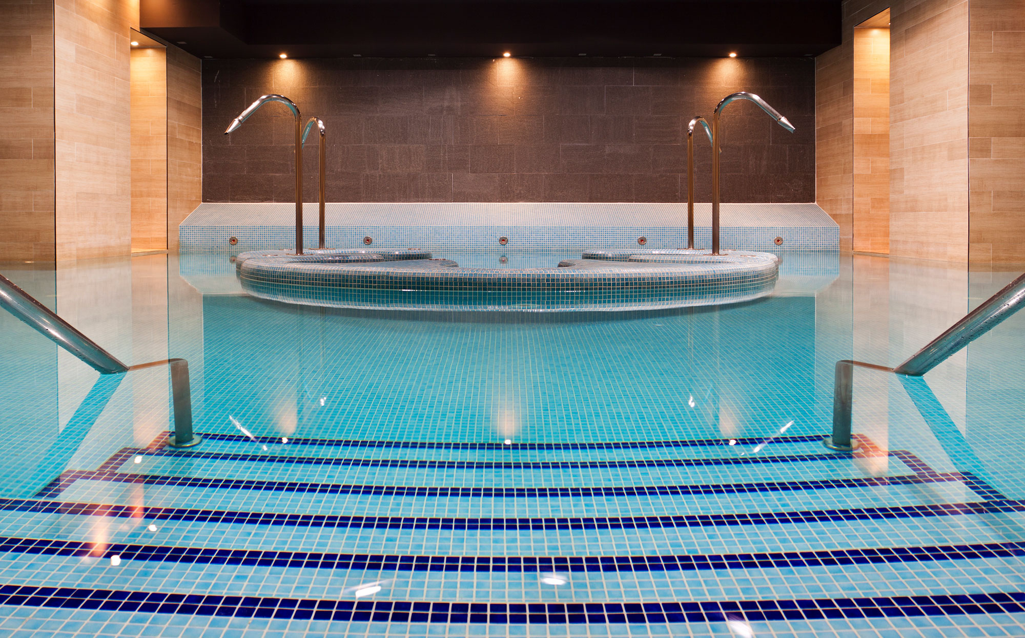 Ett tomt SPA med en pool.